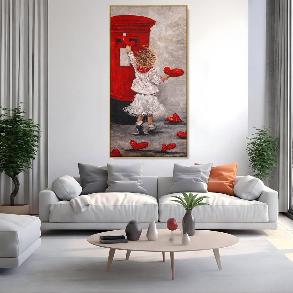 Tablou canvas cu pictura cu fetita si cutie postala, in rama de aluminiu auriu, pe perete intr-un living